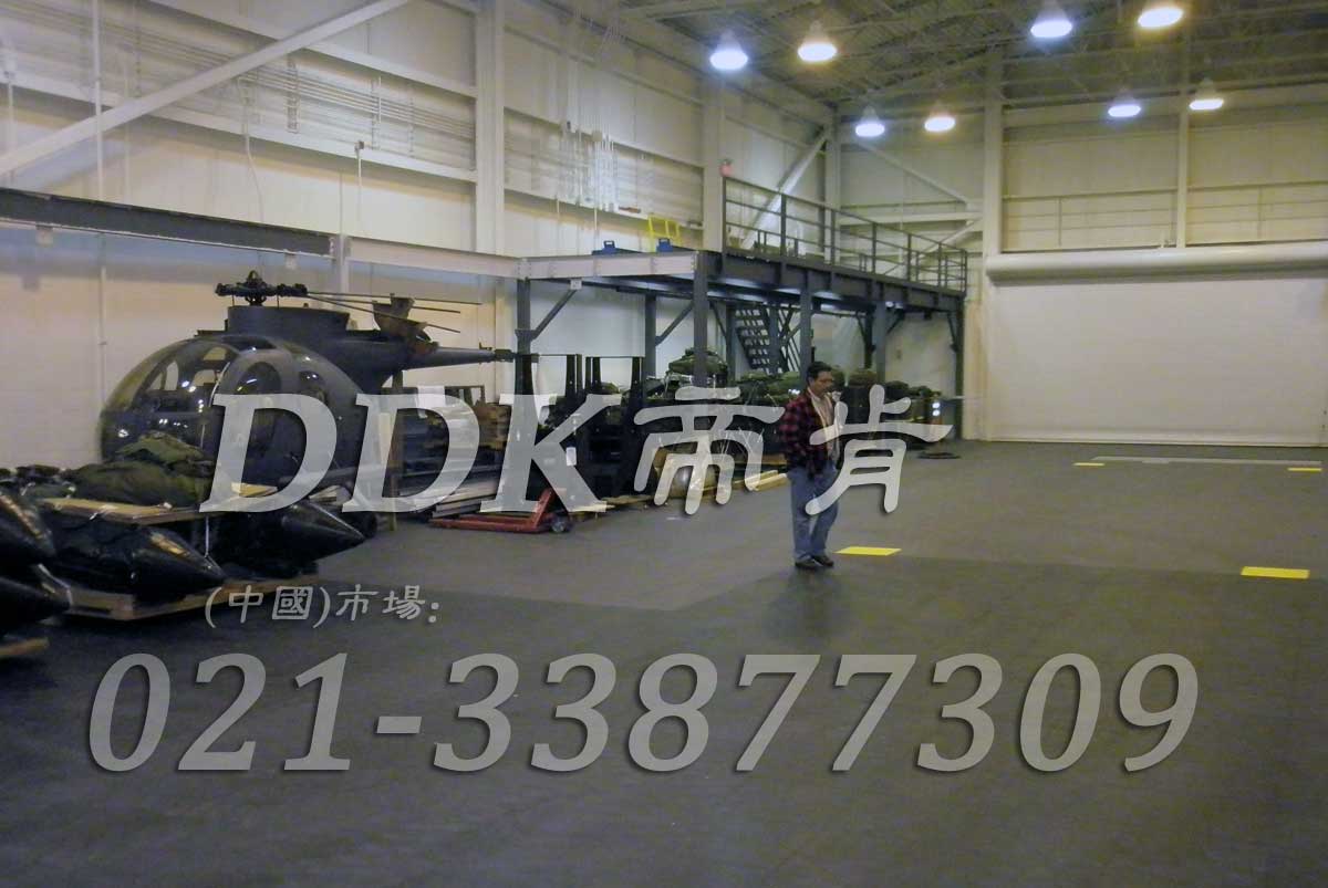 直升機(jī)檢修車間地面專用耐磨地板鋪設(shè)樣板圖片,帝肯(DDK)_2000_8979(廠房地面做法圖集)效果圖 直升機(jī)檢修車間地面專用耐磨地板鋪設(shè)樣板圖片,帝肯(DDK)_2000_8979(廠房地面做法圖集)效果圖,廠房地板材料,廠房地膠,廠房塑膠地板,廠房防滑地膠,工廠地板,工廠用塑料地板,工廠塑膠地板,工廠車間地板革