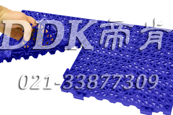 工業(yè)藍顏色_漏空型耐油防滑地面鋪設材料30*30cm樣板圖片,帝肯(DDK)_8300（SMX|世勁）效果圖,塑料防滑網格墊,塑料網格防滑地墊,塑料網格扳,網格塑料墊,網格地墊,網格地板,網格防滑墊,網格塑料地板墊,防滑塑料網格,網孔地墊,室外拼接地墊,拼裝地墊,拼接式地墊,拼接式防滑墊,防滑拼墊,PVC拼接地墊,室外鏤空拼裝地板,籃球場地拼裝地板,漏水防滑墊,漏水地膠,漏水地墊,漏水橡膠墊,透水地墊,防水地墊,防水地毯,防水墊,防水地膠墊,防水防滑墊,隔水地墊,隔水地板,隔水材料,耐油耐水地墊,疏水墊,疏水性材料,疏水磚,疏水防滑地墊,疏水防滑墊,疏水板,塑料膠墊,pvc防水地墊,z字型疏水墊,衛(wèi)生間防水地墊,衛(wèi)生間防水墊,衛(wèi)生間地板隔水墊,排水地墊,排水地板,排水防滑墊,泄水型地板磚,透水防滑塑膠地墊,防滑隔水墊,防潮地墊,pvc防滑地膠,PVC防滑墊,pvc地墊,pvc地膠