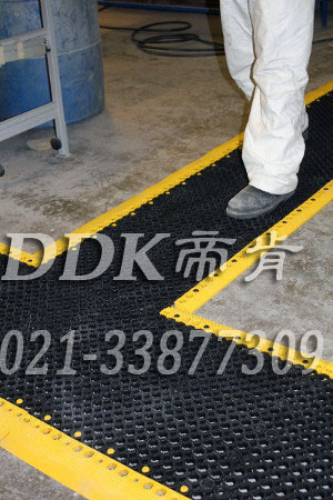 多孔防油防水走道防滑地毯_顏色黑色_7mm厚樣板圖片,帝肯(DDK)_8250_9979（車間地面耐油防滑材料）效果圖,塑料防滑網(wǎng)格墊,塑料網(wǎng)格防滑地墊,塑料網(wǎng)格扳,網(wǎng)格塑料墊,網(wǎng)格地墊,網(wǎng)格地板,網(wǎng)格防滑墊,網(wǎng)格塑料地板墊,防滑塑料網(wǎng)格,網(wǎng)孔地墊,室外拼接地墊,拼裝地墊,拼接式地墊,拼接式防滑墊,防滑拼墊,PVC拼接地墊,室外鏤空拼裝地板,漏水防滑墊,漏水地膠,漏水地墊,漏水橡膠墊,透水地墊,防水地墊,防水地毯,防水墊,防水地膠墊,防水防滑墊,隔水地墊,隔水地板,隔水材料,耐油耐水地墊,疏水墊,疏水性材料,疏水磚,疏水防滑地墊,疏水防滑墊,疏水板,塑料膠墊,pvc防水地墊,z字型疏水墊,衛(wèi)生間防水地墊,衛(wèi)生間防水墊,衛(wèi)生間地板隔水墊,排水地墊,排水地板,排水防滑墊,泄水型地板磚,透水防滑塑膠地墊,防滑隔水墊,防潮地墊,pvc防滑地膠,PVC防滑墊,pvc地墊,pvc地膠