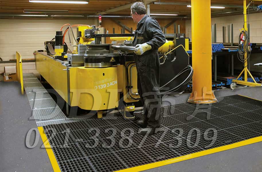 機(jī)加工車間地面用拼塊式安全防滑防震腳墊_黑色樣板圖片，帝肯(DDK)_4800_MD900X900_9979（車間安全地膠材料）效果圖，維修車間地板,工廠車間地膠,車間地毯,車間地膠墊,車間地貼,車間地墊,車間地面膠皮,車間塑料防滑墊,車間橡膠墊,車間用地板膠,車間防滑地墊,車間防滑墊,食品車間地板,工業(yè)地墊,工業(yè)地毯,工業(yè)地膠,工業(yè)耐油地墊,工業(yè)腳墊,工業(yè)防滑地墊,工業(yè)走道地墊,工業(yè)防滑地毯,工業(yè)抗疲勞防滑墊,工業(yè)抗疲勞地墊,工廠地墊,工業(yè)防滑墊,工廠地板膠,工廠地毯,工廠地膠,工廠腳墊,工廠走道地墊,工廠用橡膠地墊,工廠防滑地墊,工廠防滑墊,帶孔防滑墊,緩沖地墊,耐油工業(yè)橡膠墊,安全地墊,安全地毯,安全地膠,安全墊,安全橡膠地墊,安全防滑墊,廠房地膠,廠房地毯,廠房防滑地膠,地面防護(hù)材料,地面防滑墊,流水線地墊,流水線防滑墊,防油防滑墊,耐油橡膠地墊,耐油地墊,耐油橡膠墊,耐油耐水地墊,耐油膠墊,耐油防滑地墊,耐油防滑墊,防油地墊,重型防滑耐油墊