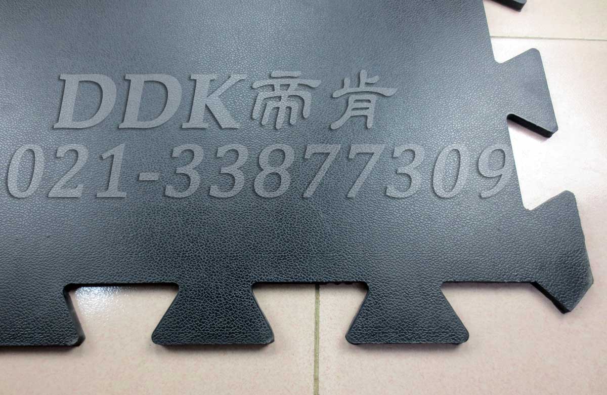 皮紋防滑表面_黑色_工業(yè)地面抗壓耐磨防護地板材料樣板圖片,帝肯(DDK)_4100（Honda|宏達）效果圖，抗壓地墊,抗壓地板,耐壓地板,耐壓耐磨地毯,耐重壓地墊,耐重壓地板,膠墊,腳墊,工業(yè)地板磚,車間地板磚,維修車間地板,車間地板防護墊,pvc工業(yè)地板,工業(yè)地板,工業(yè)地墊,工業(yè)地坪,工業(yè)地膠,工業(yè)地磚,工業(yè)地板膠,工廠地墊,工廠地板,工廠地板膠,工廠地毯,工廠腳墊,工業(yè)防滑墊,工廠用橡膠地墊,汽車維修車間用地板,車間地板,車間橡膠地板,車間橡膠墊,車間用地板膠,車間防滑地墊,車間防滑墊,車間防砸地板,軟質(zhì)地板,車間pvc地板,車間地坪,車間地墊,車間塑膠地板,車間地面膠皮,車間地膠墊,車間地毯,安全地膠,安全墊,安全橡膠地墊,安全防滑墊,耐磨地板,耐磨地墊,耐磨地膠,耐磨防滑地板,樹皮紋,蛇皮紋