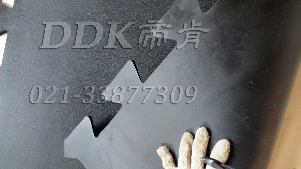 10mm厚_高韌性耐壓防滑防砸地面防護(hù)地板材料樣板圖片,帝肯(DDK)_4100（Honda|宏達(dá)）效果圖，抗壓地墊,抗壓地板,耐壓地板,耐壓耐磨地毯,耐重壓地墊,耐重壓地板,膠墊,腳墊,工業(yè)地板磚,車間地板磚,維修車間地板,車間地板防護(hù)墊,pvc工業(yè)地板,工業(yè)地板,工業(yè)地墊,工業(yè)地坪,工業(yè)地膠,工業(yè)地磚,工業(yè)地板膠,工廠地墊,工廠地板,工廠地板膠,工廠地毯,工廠腳墊,工業(yè)防滑墊,工廠用橡膠地墊,汽車維修車間用地板,車間地板,車間橡膠地板,車間橡膠墊,車間用地板膠,車間防滑地墊,車間防滑墊,車間防砸地板,軟質(zhì)地板,車間pvc地板,車間地坪,車間地墊,車間塑膠地板,車間地面膠皮,車間地膠墊,車間地毯,安全地膠,安全墊,安全橡膠地墊,安全防滑墊,耐磨地板,耐磨地墊,耐磨地膠,耐磨防滑地板,樹皮紋,蛇皮紋