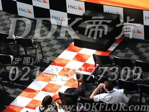 ING荷蘭國際集團(tuán)年會(huì)戶外活動(dòng)區(qū)地面防滑通底型組合地板鋪設(shè)實(shí)景_黑灰與白色及橙色創(chuàng)意拼裝現(xiàn)場效果樣板圖片,帝肯(DDK)_8100_600(戶外活動(dòng)用帳篷地面材料)效果圖 ING荷蘭國際集團(tuán)年會(huì)戶外活動(dòng)區(qū)地面防滑通底型組合地板鋪設(shè)實(shí)景_黑灰與白色及橙色創(chuàng)意拼裝現(xiàn)場效果樣板圖片,帝肯(DDK)_8100_600(戶外活動(dòng)用帳篷地面材料)效果圖,pe戶外地板,pvc戶外地板,塑料戶外地板,戶外地板,戶外地墊,戶外地磚,室外地坪,室外地墊,室外地板膠,室外地板革,室外地磚,室外地膠,室外塑料地板,室外防水地板,室外鏤空拼裝地板,室外防滑地墊,室外防滑墊,室外環(huán)保地板,室外拼接地墊,會(huì)展地板,展會(huì)地板,展會(huì)地膠,可拼接展會(huì)塑膠地板