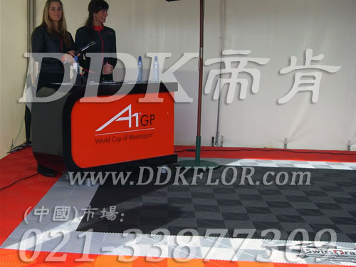 A1GP世界杯賽馬來西亞站接待區(qū)地面鋪設(shè)專用塑膠防滑地板實(shí)景_黑加白和熱烈紅經(jīng)典組合效果樣板圖片,帝肯(DDK)_8100_600(戶外活動(dòng)用帳篷地面材料)效果圖 A1GP世界杯賽馬來西亞站接待區(qū)地面鋪設(shè)專用塑膠防滑地板實(shí)景_黑加白和熱烈紅經(jīng)典組合效果樣板圖片,帝肯(DDK)_8100_600(戶外活動(dòng)用帳篷地面材料)效果圖,會(huì)展地板,展會(huì)地板,展會(huì)地膠,可拼接展會(huì)塑膠地板,展銷會(huì)專用地板
