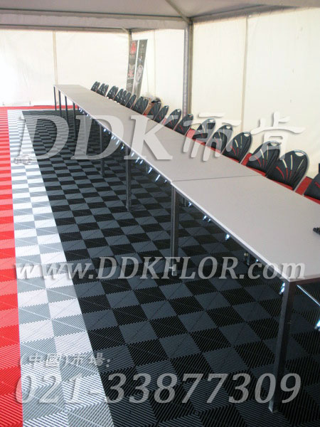 PennWell國際展會(huì)室外登記區(qū)帳篷地面鋪設(shè)地板材料實(shí)景_灰色加迎賓紅邊框的效果樣板圖片,帝肯(DDK)_8100_600(戶外活動(dòng)用帳篷地面材料)效果圖 PennWell國際展會(huì)室外登記區(qū)帳篷地面鋪設(shè)地板材料實(shí)景_灰色加迎賓紅邊框的效果樣板圖片,帝肯(DDK)_8100_600(戶外活動(dòng)用帳篷地面材料)效果圖,會(huì)展地板,可拼接展會(huì)塑膠地板,展會(huì)地膠,展銷會(huì)專用地板,展會(huì)地板,活動(dòng)地板,pvc活動(dòng)地板,移動(dòng)篷房用地板,帳篷地墊,帳篷地毯,帳篷地膠