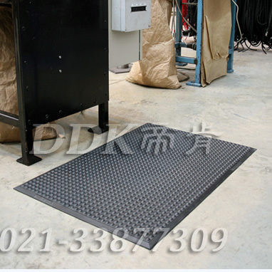 西門子某工廠車間機械作業(yè)區(qū)地面防滑安全地膠鋪設現(xiàn)場圖例_半球形防滑凸起表面黑色工廠用地墊樣板圖片,帝肯(DDK)_FX510（Ergo|無限）效果圖，工業(yè)抗疲勞防滑墊,抗疲勞墊,抗疲勞腳墊