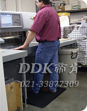 儀表操作臺(tái)工人站立防止疲勞用鋪設(shè)地墊圖例_單立人球形防滑凸起表面黑色耐用型抗疲勞地墊樣板圖片,帝肯(DDK)_FX510（Ergo|無(wú)限）效果圖，工業(yè)抗疲勞地墊,工業(yè)抗疲勞防滑墊,抗疲勞墊,抗疲勞腳墊,經(jīng)濟(jì)型抗疲勞地墊,防疲勞地墊,防疲勞腳墊,防疲勞墊,防疲勞地膠