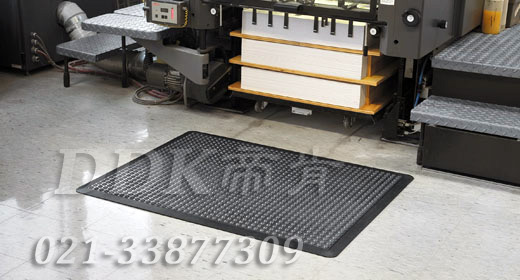 數(shù)控機(jī)床旁操作工人站立用鋪設(shè)地墊圖例_止滑防站立疲勞安全地墊樣板圖片,帝肯(DDK)_FX510（Ergo|無(wú)限）效果圖，工業(yè)抗疲勞地墊,工業(yè)抗疲勞防滑墊,抗疲勞墊,抗疲勞腳墊,經(jīng)濟(jì)型抗疲勞地墊,防疲勞地墊,防疲勞腳墊,防疲勞墊,防疲勞地膠