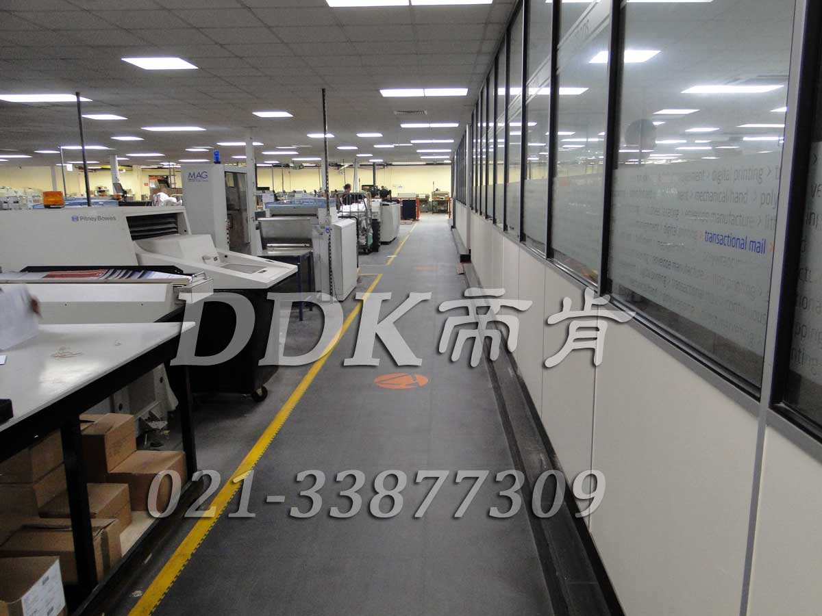 MAG工廠機床廠房通道地面鋪裝地板現(xiàn)場圖例_全深灰色表面加黃色警示邊的通道pvc地板膠樣板圖片,帝肯(DDK)_2000_9200（廠房通道地板防護材料）效果圖，安全通道用地板,工業(yè)走道地墊,工廠走道地墊,走道墊,走道地墊,過道防滑墊,通道防滑墊,過道地墊,過道地毯,通道地毯,工廠地板,工業(yè)防滑地板,工業(yè)pvc地板,工廠車間地板革,工廠用塑料地板,車間地板磚,車間用地板膠,車間地板,車間塑膠地板,車間橡膠地板,工廠車間地膠,工廠車間地坪保護地板,工廠地板膠,抗壓地板,拼接地板,模塊地板,地板膠,塑料拼裝地板,工業(yè)地板膠,工業(yè)地板磚,工業(yè)地板,廠房塑膠地板,廠房地板材料,pvc地板磚,pvc工業(yè)地板,pvc地板膠,pvc塑膠地板