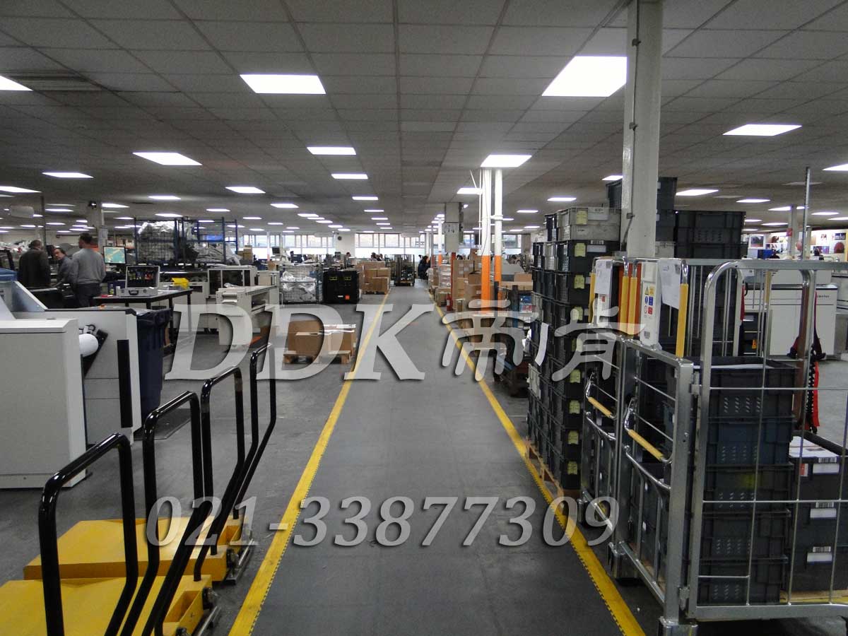 偉世通有限公司某組裝車間通道地面鋪裝地板現(xiàn)場圖例_全深灰色表面加黃色警示邊的通道用工業(yè)pvc地板樣板圖片,帝肯(DDK)_2000_9200（廠房通道地板防護材料）效果圖，安全通道用地板,工業(yè)走道地墊,工廠走道地墊,走道墊,走道地墊,過道防滑墊,通道防滑墊,過道地墊,過道地毯,通道地毯,工廠地板,工業(yè)防滑地板,工業(yè)pvc地板,工廠車間地板革,工廠用塑料地板,車間地板磚,車間用地板膠,車間地板,車間塑膠地板,車間橡膠地板,工廠車間地膠,工廠車間地坪保護地板,工廠地板膠,抗壓地板,拼接地板,模塊地板,地板膠,塑料拼裝地板,工業(yè)地板膠,工業(yè)地板磚,工業(yè)地板,廠房塑膠地板,廠房地板材料,pvc地板磚,pvc工業(yè)地板,pvc地板膠,pvc塑膠地板
