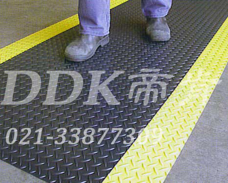 車間水泥地廠房地面過道地毯鋪裝現(xiàn)場圖例_提供定制加工生產(chǎn)人字紋防滑走道地毯樣板圖片,帝肯(DDK)_HD220（Duxton|皇爵）效果圖，pvc防滑卷材,塑料防滑地毯,工業(yè)防滑地毯,橡膠防滑地毯,防滑地毯,pvc防滑地毯,pvc塑料地毯,通道地毯,防滑塑料毯,人字紋,鋼花紋,鐵板紋