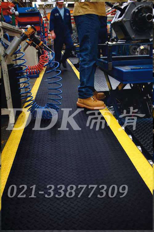 機(jī)械加工車(chē)間流水線旁通道地面材料鋪設(shè)現(xiàn)場(chǎng)圖例_提供定制加工生產(chǎn)鐵板紋防滑流水線地毯樣板圖片,帝肯(DDK)_HD220（Duxton|皇爵）效果圖，流水線地墊,流水線防滑墊,pvc防滑卷材,塑料防滑地毯,工業(yè)防滑地毯,橡膠防滑地毯,防滑地毯,pvc防滑地毯,pvc塑料地毯,通道地毯,防滑塑料毯