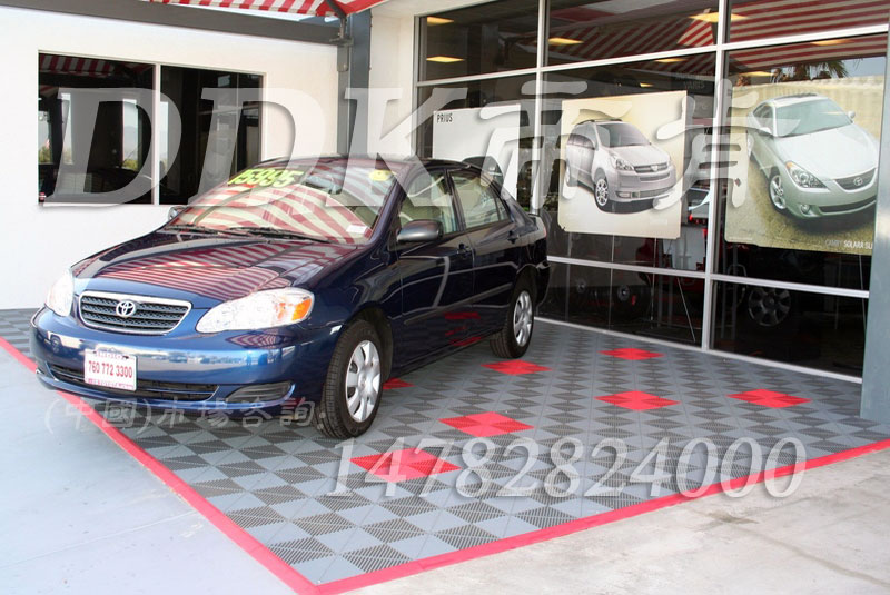 豐田專賣店入口地面防滑地墊_灰紅拼裝效果樣板圖片，帝肯(DDK)_8100_900（大門入口防滑墊）效果圖，防滑塑料地墊,塑料地墊,PVC拼接地墊,拼接式地墊,拼接式防滑墊