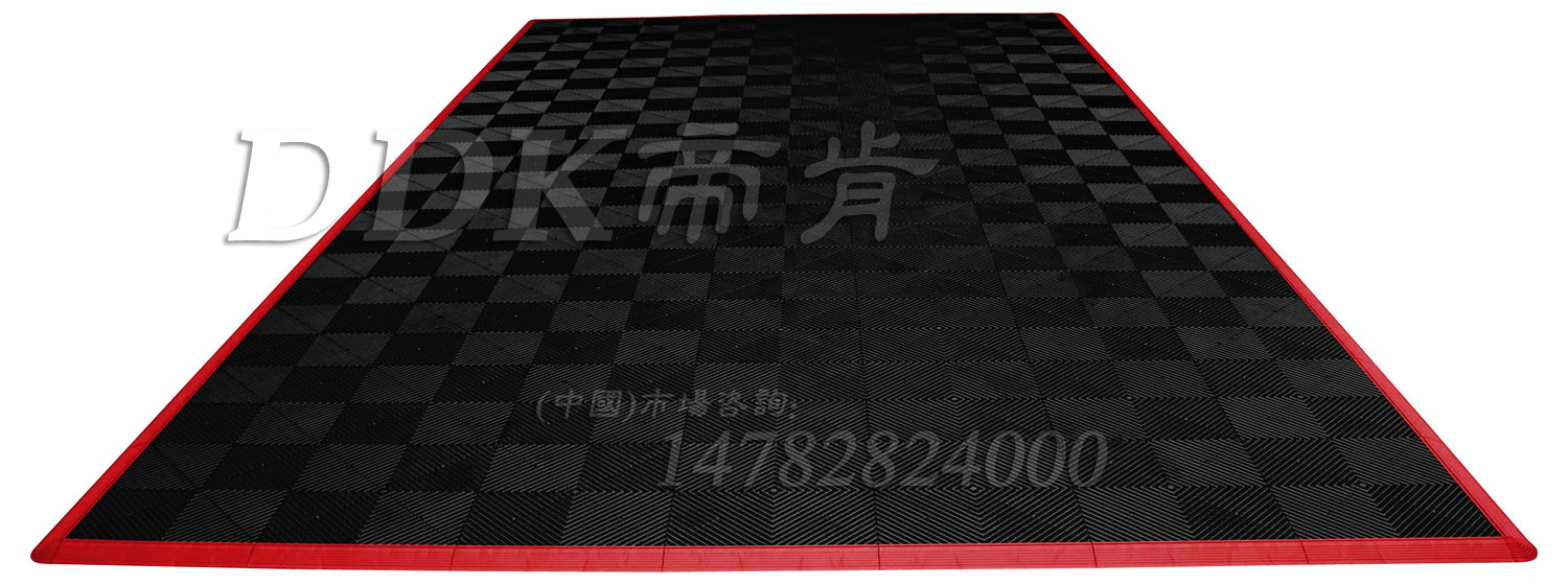 工廠地面耐壓耐油材料有哪些？黑色加紅邊框工廠用地墊樣板圖片,帝肯(DDK)_8100_9979（工廠地面材料）效果圖,工廠車間地膠,維修車間地板,車間地墊,車間地板,車間地板磚,車間用地板膠,車間塑料防滑墊,車間地膠墊,車間防砸地板,車間防滑墊,車間防滑地墊,抗壓地板,抗壓地墊,耐壓地板,耐壓耐磨地毯,耐重壓地墊,防水地墊,透水地墊,透水地板膠墊,防水墊,防水地膠墊,防水防滑墊,防滑隔水墊,隔水地墊,隔水地板,隔水材料,疏水地墊,疏水板,疏水磚,疏水防滑墊,疏水防滑地墊,耐油耐水地墊,漏水防滑墊,漏水地膠,漏水地墊,疏水墊,排水地板,排水防滑墊,排水地墊,泄水型地板磚,pvc防水地墊,工業(yè)地墊,工業(yè)地板,工業(yè)地板膠,工業(yè)地磚,工業(yè)地膠,工廠走道地墊,工廠地墊,工業(yè)防滑墊,工業(yè)防滑地板,工業(yè)防滑地墊,工業(yè)走道地墊,工業(yè)耐油地墊,工業(yè)用格柵地墊,工廠用塑料地板,工廠地膠,工廠地板膠,工廠地板,工廠塑膠地板,pvc工業(yè)地板,廠房地板材料,廠房地膠,廠房防滑地膠,pvc承重地板,重型防滑耐油墊,塑料拼裝地板,塑料拼接地板,拼接式地墊,拼接地板,拼接式防滑墊,拼裝地墊,拼裝地板,拼裝地膠,防滑拼墊,耐酸堿地墊,耐酸堿防腐蝕膠墊,防酸堿地膠墊,網(wǎng)孔地墊,網(wǎng)格地板,網(wǎng)格防滑墊,網(wǎng)狀防滑墊,塑料網(wǎng)格扳,塑料網(wǎng)格防滑地墊,塑料防滑網(wǎng)格墊,防滑塑料網(wǎng)格