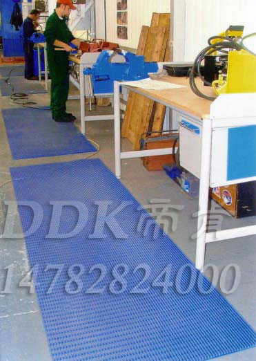 操作臺邊站立防滑毯_藍(lán)色網(wǎng)格防滑毯樣板圖片,帝肯(DDK)_1900_9979（工業(yè)地面鋪地材料）效果圖，塑料網(wǎng)格防滑地墊,網(wǎng)狀地毯,網(wǎng)狀防滑墊,網(wǎng)格防滑墊,網(wǎng)眼防滑,防滑塑料網(wǎng)格