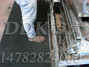 【黑色網(wǎng)格型狀地毯】機(jī)器防油防滑安全地毯樣板圖片,帝肯(DDK)_1900_9979（工業(yè)地面鋪地材料）效果圖，塑料網(wǎng)格防滑地墊,網(wǎng)狀地毯,網(wǎng)狀防滑墊,網(wǎng)格防滑墊,網(wǎng)眼防滑,防滑塑料網(wǎng)格