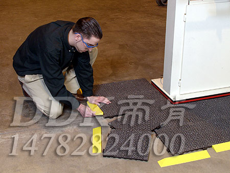 【pvc網(wǎng)格拼裝地墊】灰色加配黃色邊坡組合樣板圖片,帝肯(DDK)_8300_9979(防水防油型車間地面防滑材料)效果圖 【pvc網(wǎng)格拼裝地墊】灰色加配黃色邊坡組合樣板圖片,帝肯(DDK)_8300_9979(防水防油型車間地面防滑材料)效果圖,PVC拼接地墊,塑料拼接地板,拼接式地墊,拼接式防滑墊,拼裝地墊,拼裝地膠,防滑拼墊