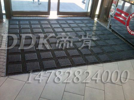 【超市門口防塵地膠那種地墊叫什么】商場超市門前除塵刮泥腳墊樣板圖片,帝肯(DDK)_3MD9300（曼達(dá)）效果圖,pvc拼接式除塵墊,三合一防塵地墊,三合一防塵墊,三合一除塵墊,入口防塵地墊,刮泥除塵地墊,吸水吸塵地墊,門口防塵地毯,門口防塵地墊,門口腳踏墊,門口腳墊,門口地面除塵刷,門廳除塵地墊,門廳腳墊,門廳地墊,門前腳墊,門前毯,門前墊,門前地墊,門廳地毯,門口地墊,門口地毯,防塵地墊,防塵防滑地墊,防塵防污地墊,防塵門墊,防塵墊,門口除塵地墊,門墊,門口防滑墊,門口防滑地膠,門口防滑地墊,門口防塵墊,門墊地毯,門墊地墊,防塵地毯,防塵地膠墊,除塵地墊,防滑除塵地墊,除塵地毯,除塵地膠,除塵門墊,除塵腳墊,除塵墊,刮泥地墊,刮泥門墊