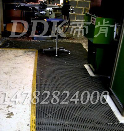 【工業(yè)腳踏墊地毯】生產(chǎn)現(xiàn)場(chǎng)使用工業(yè)地毯腳踏墊樣板圖片,帝肯(DDK)_8800_9979（工業(yè)廠房腳墊材料）效果圖,安全地墊,工廠車間地膠,車間地膠墊,車間地毯,車間地貼,車間塑料防滑墊,車間橡膠墊,車間防滑地墊,車間防滑墊,工業(yè)地墊,工業(yè)地膠,工業(yè)用格柵地墊,工業(yè)耐油地墊,工業(yè)腳墊,工業(yè)防滑地墊,工業(yè)地毯,工業(yè)防滑墊,工廠地墊,工廠地毯,工廠腳墊,工廠防滑地墊,工廠防滑墊,工業(yè)防滑地毯,耐油工業(yè)橡膠墊,廠房防滑地膠