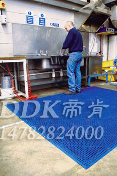 【茶水間防滑地墊】藍(lán)色款茶水間地上防潮濕處理用防滑地墊樣板圖片,帝肯(DDK)_8800_9979（工業(yè)廠房腳墊材料）效果圖,安全地墊,工廠車間地膠,車間地膠墊,車間地毯,車間地貼,車間塑料防滑墊,車間橡膠墊,車間防滑地墊,車間防滑墊,工業(yè)地墊,工業(yè)地膠,工業(yè)用格柵地墊,工業(yè)耐油地墊,工業(yè)腳墊,工業(yè)防滑地墊,工業(yè)地毯,工業(yè)防滑墊,工廠地墊,工廠地毯,工廠腳墊,工廠防滑地墊,工廠防滑墊,工業(yè)防滑地毯,耐油工業(yè)橡膠墊,廠房防滑地膠