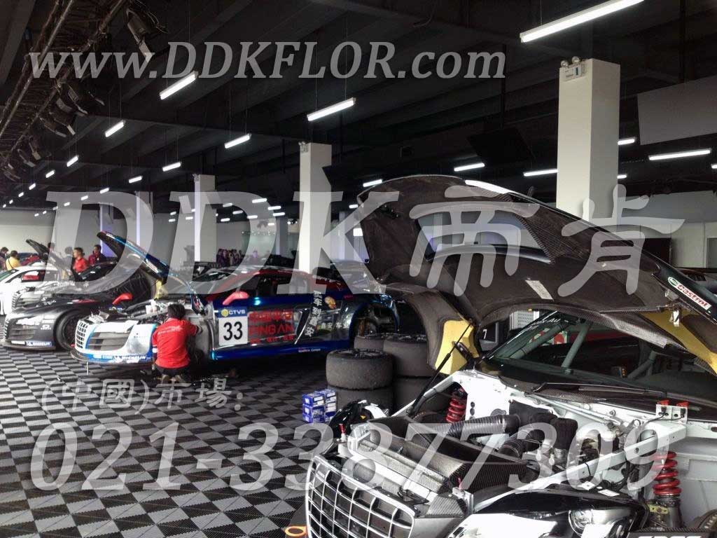 深灰色汽車修理間拼裝地板樣板圖片,帝肯(DDK)_8100_6008（賽車P房帳篷地板）效果圖，汽車維修車間用地板,維修車間地板