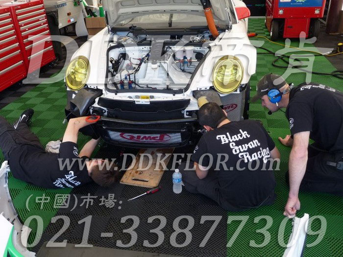 24綠色定制款賽車維修間地面拼裝地板樣板圖片,帝肯(DDK)_8100_6008（賽車P房帳篷地板）效果圖，帳篷地膠