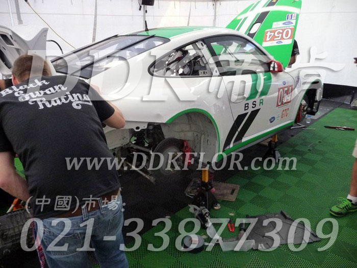 20綠色定制款賽車維修間地面拼裝地板樣板圖片,帝肯(DDK)_8100_6008（賽車P房帳篷地板）效果圖，帳篷地膠
