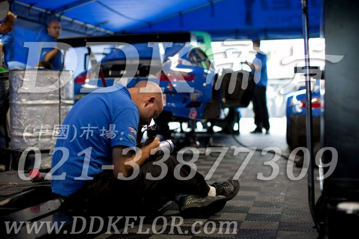 17快拼式灰色耐油防滑維修間地板樣板圖片,帝肯(DDK)_8100_6008（賽車P房帳篷地板）效果圖，帳篷地膠