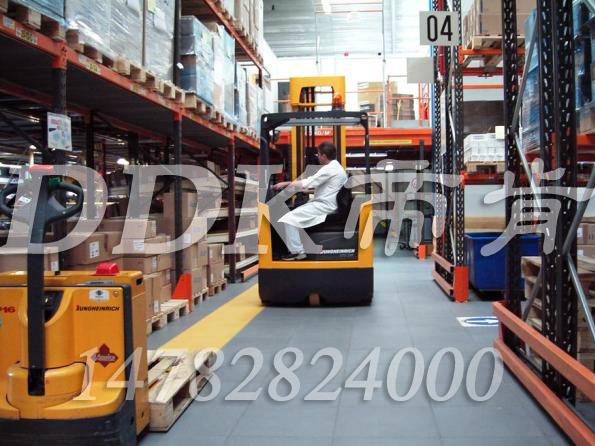 【工廠承重地坪板】電動(dòng)叉車重載作業(yè)區(qū)使用的承重地坪板樣板圖片,帝肯(DDK)_2000_7850（倉庫及庫房地面耐磨材料）效果圖，承重地磚,耐重壓地板,重型地板,耐重壓地墊,pvc承重地板,叉車地板,叉車地膠墊,叉車地墊,承重地膠墊,抗壓地墊,抗壓地板