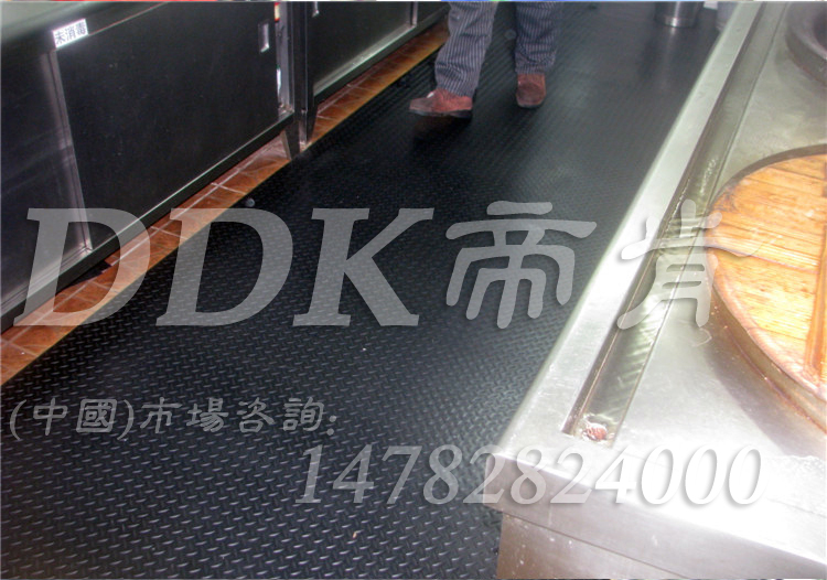 【地磚防滑用地毯】黑色人字形鐵板紋防滑走道地毯樣板圖片,帝肯(DDK)_HD220_6S（柳葉紋地毯|綠色_黑色）效果圖，pvc防滑卷材,pvc防滑地毯,pvc防滑地膠,過道防滑墊,防滑塑料毯,防滑地毯,防滑卷材,防滑毯