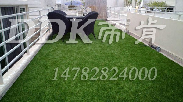 【仿綠色草皮地毯】露天連廊仿綠色草皮地毯樣板圖片,帝肯(DDK)_6200（Green|歌林）效果圖，露臺草坪,露臺地面裝修,露臺地板,仿真草坪