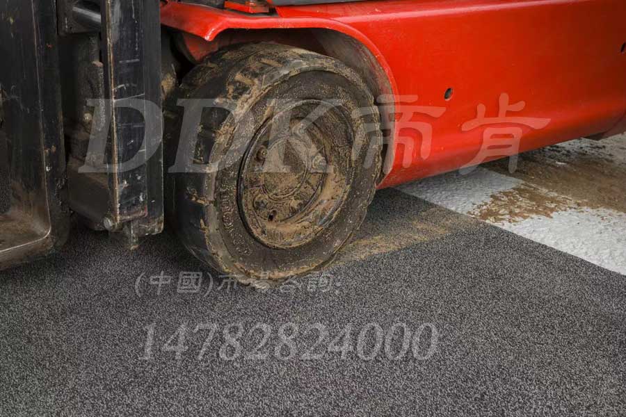 叉車(chē)車(chē)輪防塵地毯 深灰色可定制  倉(cāng)庫(kù)出入口走叉車(chē)地面鋪什么 走液壓車(chē)車(chē)間門(mén)口防塵地墊，叉車(chē)地墊,叉車(chē)地膠墊,叉車(chē)地板,車(chē)間地墊,車(chē)間防滑地墊,倉(cāng)庫(kù)地墊,三合一門(mén)口毯,門(mén)口地墊,入口防塵地墊,出入口地墊,除塵地毯,除塵地墊