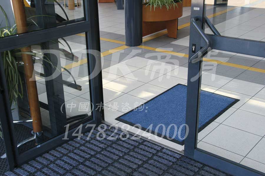 辦公樓進門雙條紋腳墊商場進門口防塵墊防滑毛地毯藍色，刮泥門墊,刮泥除塵地墊,刮泥地毯,刮泥地墊,吸水門墊,大門腳墊,嵌入式門墊,廣告門墊,模塊拼接式門墊,橡膠門墊,腳墊門墊,自動門地墊,進門地墊,進門腳墊,門前地墊,門前墊,門前毯,門前腳墊,門廳地墊,門廳地毯,門廳腳墊,門廳除塵地墊,門口地墊,門口地毯,門口防滑墊,門口除塵地墊,門口地面除塵刷,門墊,門口防塵墊,門口防塵地毯,門口腳踏墊,門墊地墊,門墊地毯,防塵門墊,防滑門墊,除塵門墊,除塵腳墊,除塵墊,除塵地膠,除塵地毯,除塵地墊,防塵地墊,防塵地毯,防塵地膠墊,防塵墊